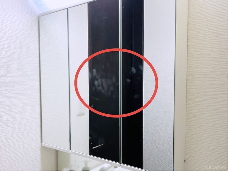 手垢汚れがついた洗面台の鏡