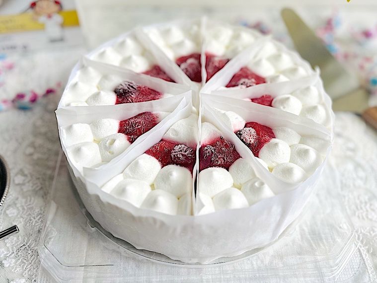 コストコで販売されている不二家のケーキを箱から出して、プラスティック製の透明カバーをはずしたところ