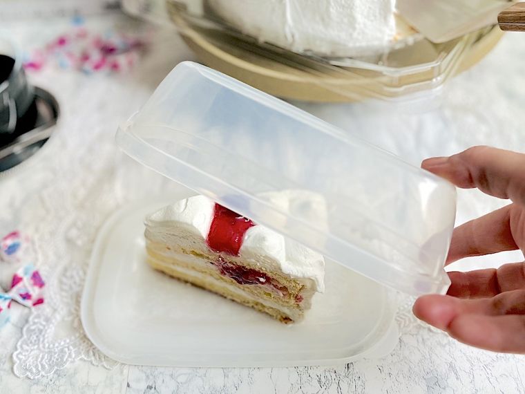 コストコで販売されている不二家のケーキを1カット取り分け、逆さまにした保存容器のふたの上に置いて容器をかぶせているところ
