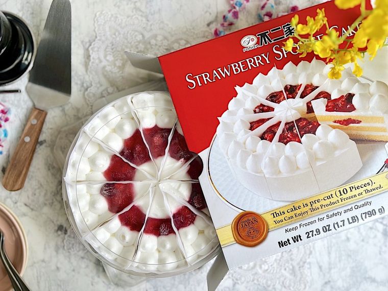 コストコで販売されている不二家のケーキを箱から出しているところ