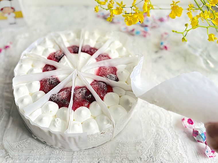 コストコで販売されている不二家のケーキ側面に巻かれている包装紙をはがしているところ