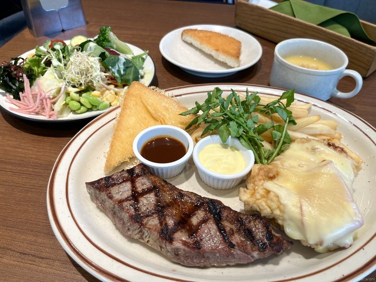 お皿の上に盛られたリブロースステーキマリブチキン