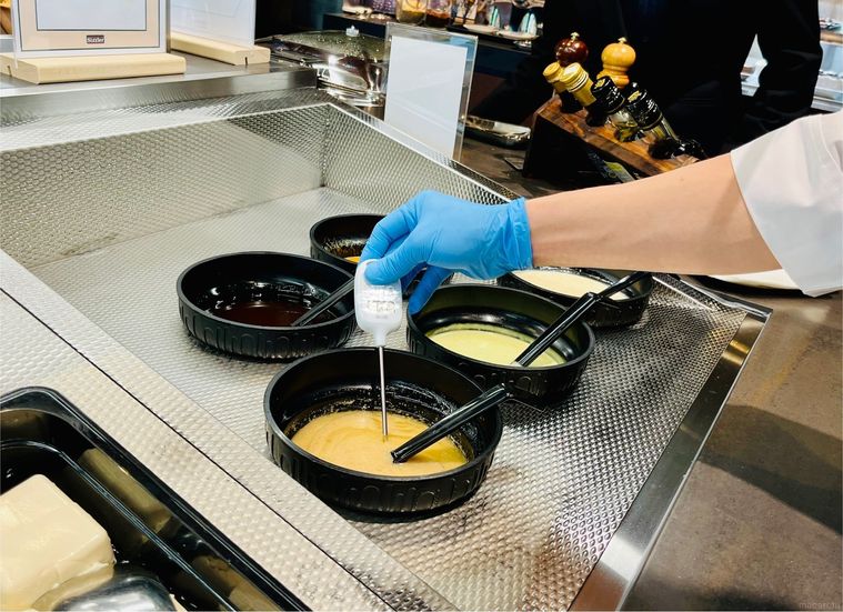 サラダバーのドレッシングを温度で測る様子