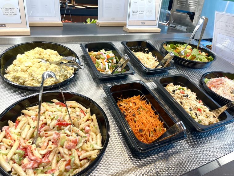 シズラーのデリサラダが並んでいるサラダバー