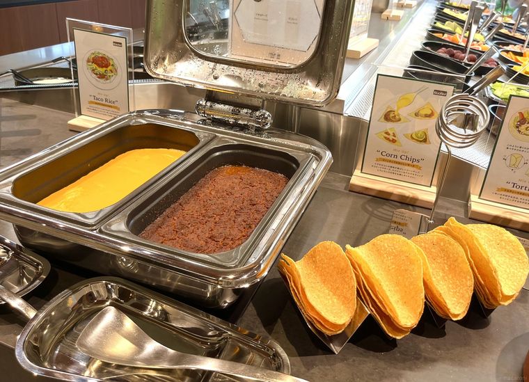 大人気のタコス。具材のタコミートとチーズが用意されている