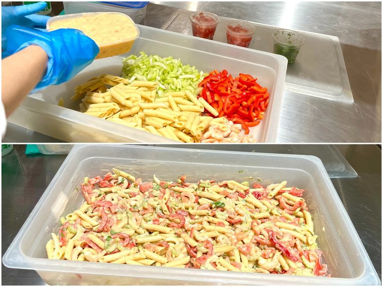 デリサラダの具材を和えている様子。最後の仕上げ