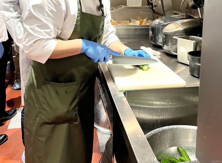 キッチンできゅうりを切るスタッフ