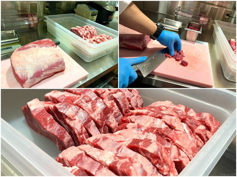 リブロース肉を手切りし、下準備をしている様子