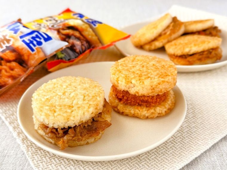 松屋ライスバーガーが皿に盛り付けられている様子