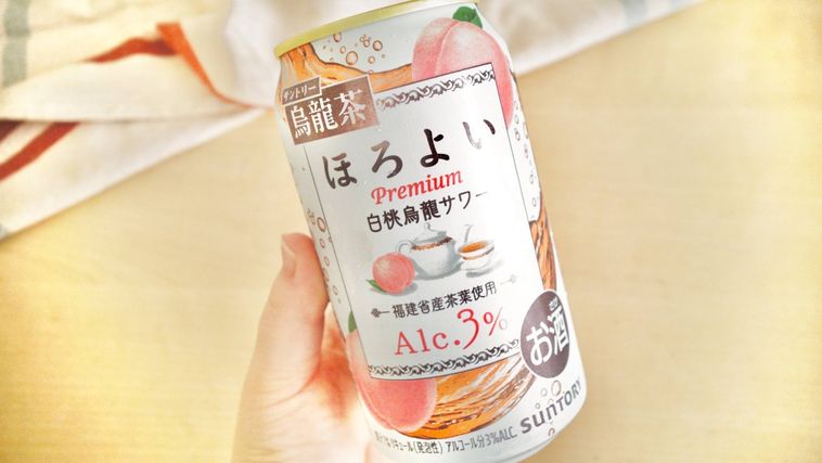 ほろよい白桃烏龍サワーを手に持っている