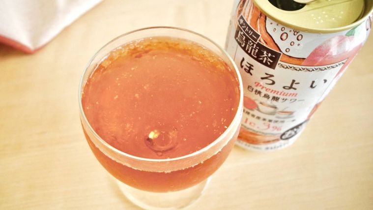 グラスに注がれたほろよい白桃烏龍サワー