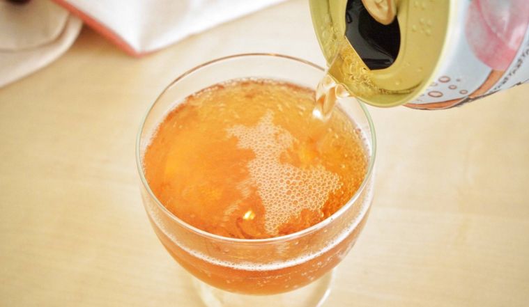 グラスにほろよい白桃烏龍サワーを注いでいる