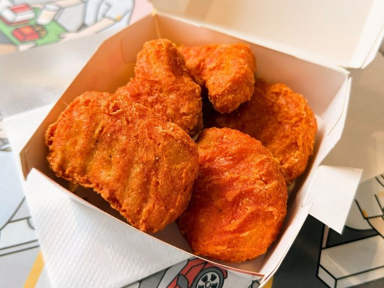 スパイシーチキンマックナゲットのパッケージを開けた様子