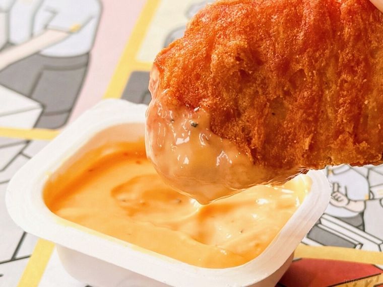 ホットハラペーニャマヨソースをつけている様子