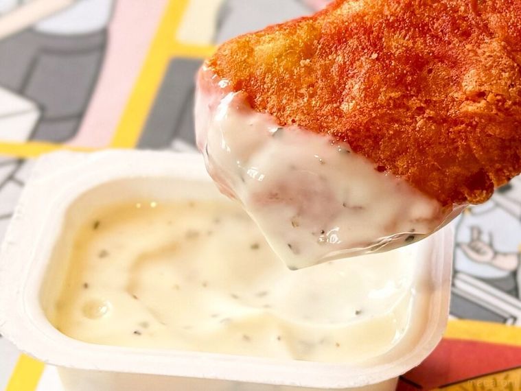 サワークリームペッパーソースをつけている様子