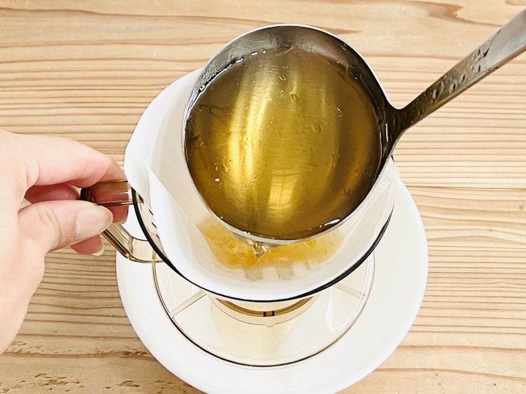 コーヒーフィルターでスープを濾している様子
