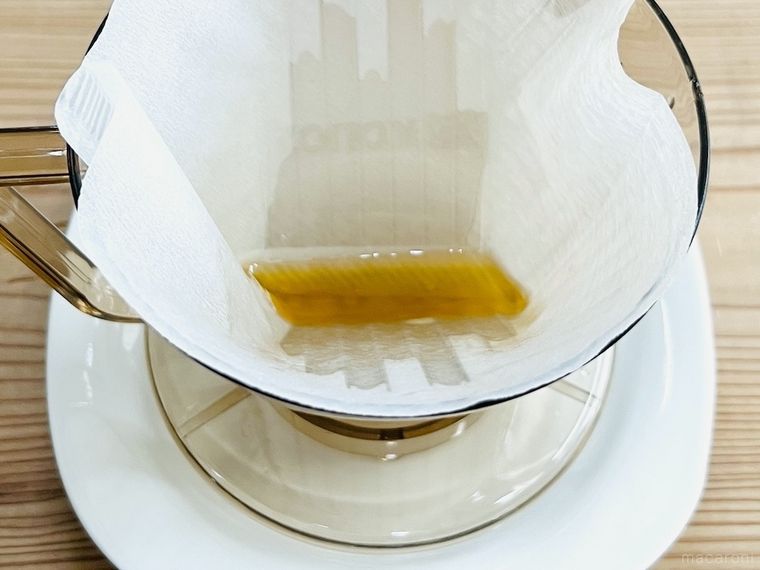 コーヒーフィルターに油が溜まっている様子