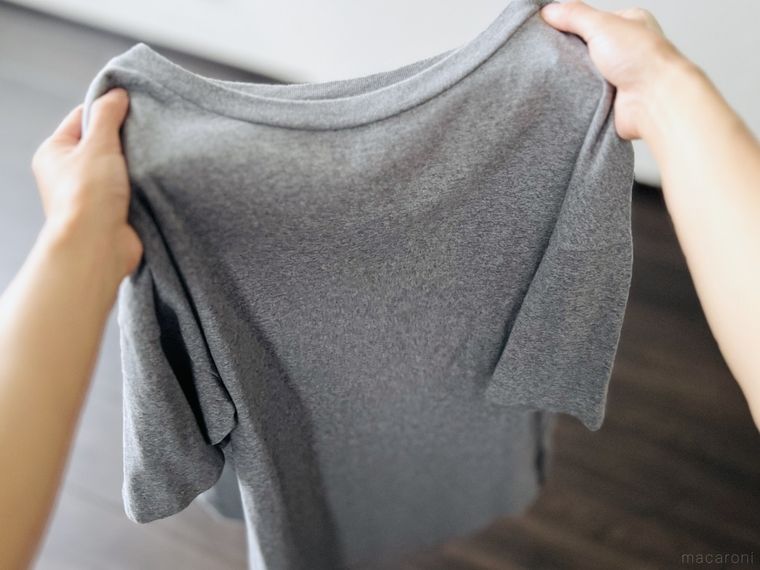 Tシャツを手で持っている様子