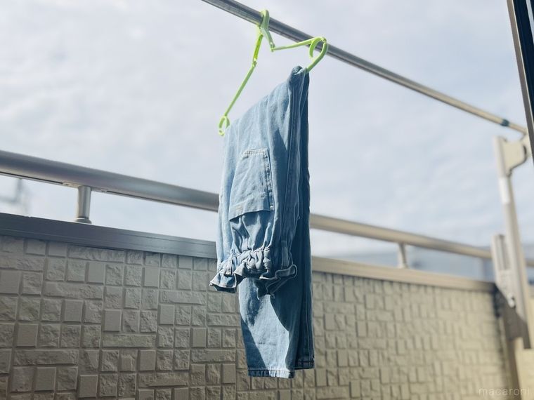 ハンガーにジーパンを干した様子