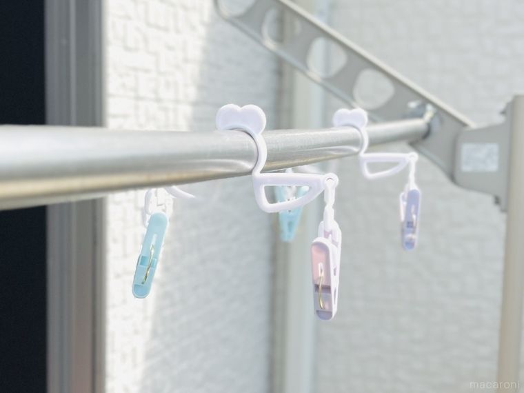 COCOSORA Gパンピンチを物干し竿に取り付けた様子