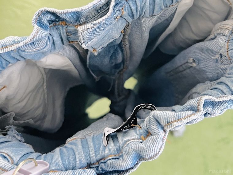 干したジーパンを真上から見た様子