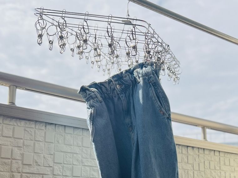ピンチハンガーにジーパンを干した様子