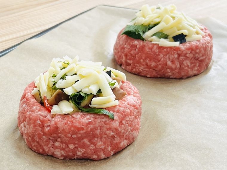 野菜とチーズがのったハンバーグの肉ダネ