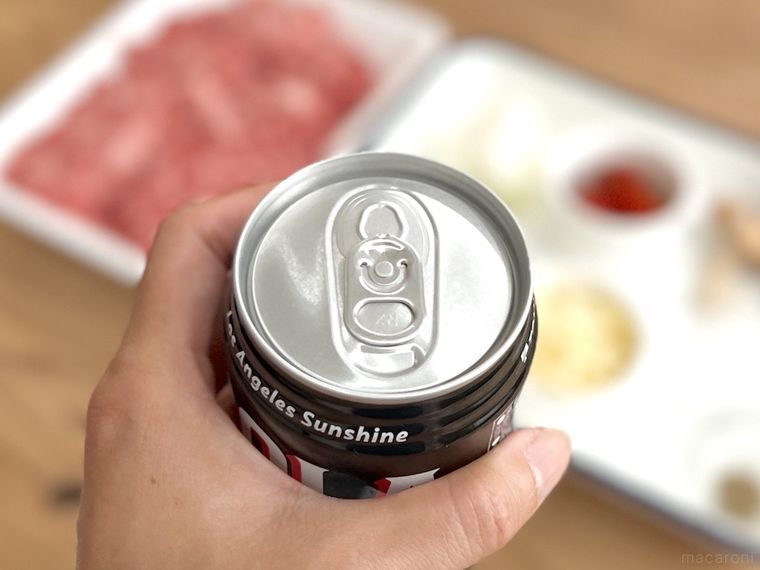 缶を手で持っている様子