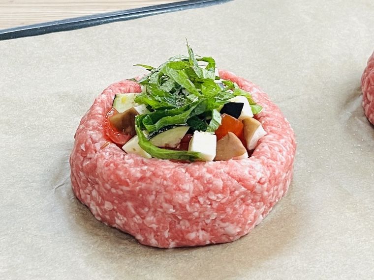 器状に成形した肉ダネの中に野菜を入れた様子