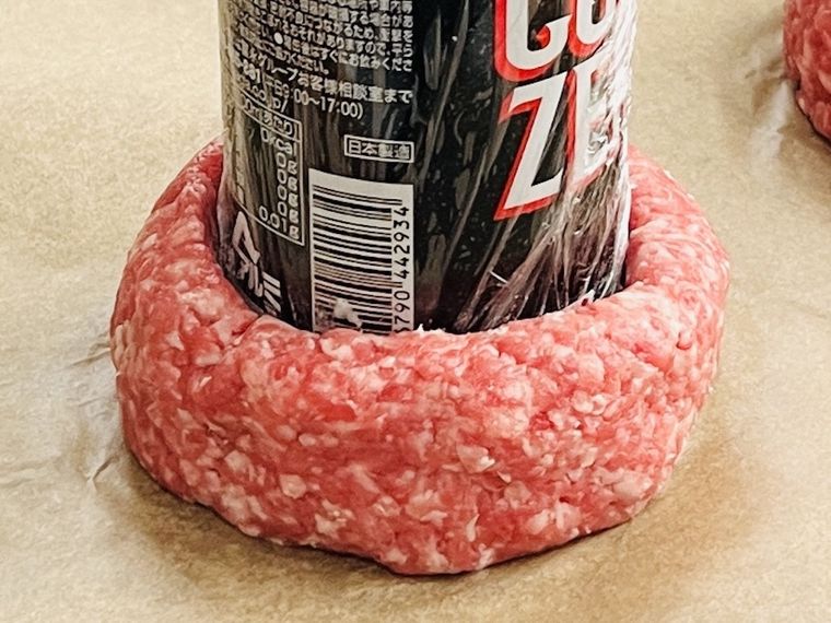ハンバーグのタネを缶で器状に成形している様子