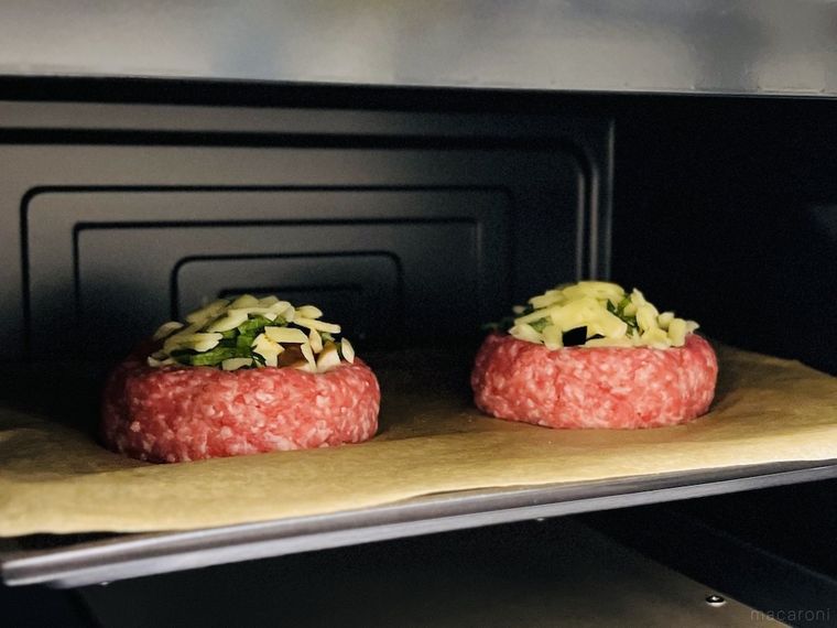 ハンバーグのタネをオーブンの庫内に入れた様子