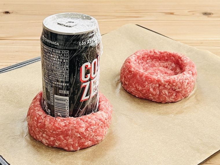 ハンバーグのタネを缶で器状に成形している様子