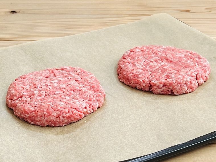 ハンバーグのタネをクッキングシートの上にのせた様子