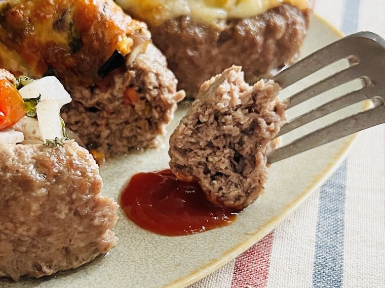 ハンバーグにケチャップを付けている様子