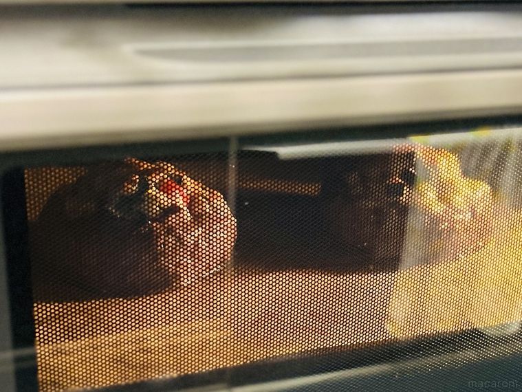 オーブンでハンバーグを焼いている様子