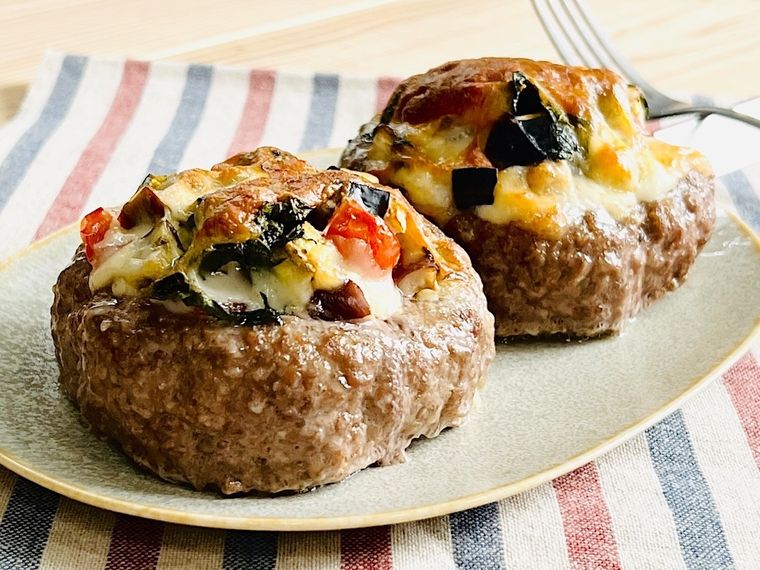 皿に盛られたハンバーグ