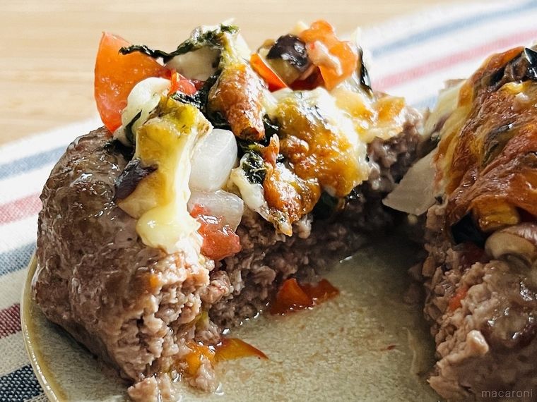 ハンバーグを半分に割った様子