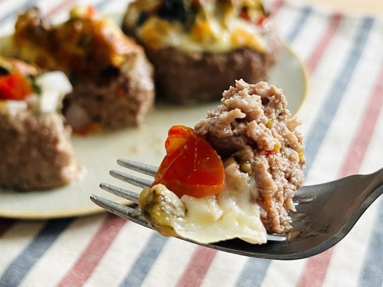 ハンバーグをフォークですくった様子