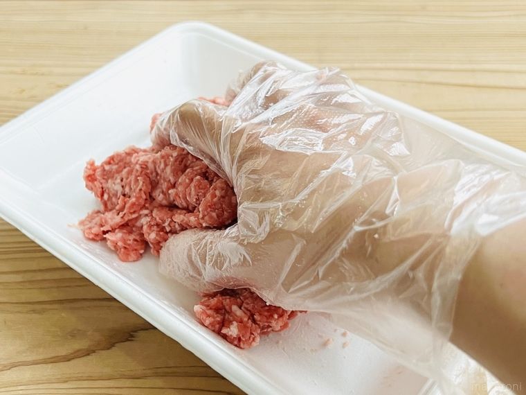 合い挽き肉を手で混ぜている様子