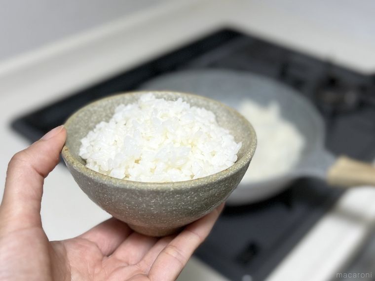 茶碗にごはんをよそった様子