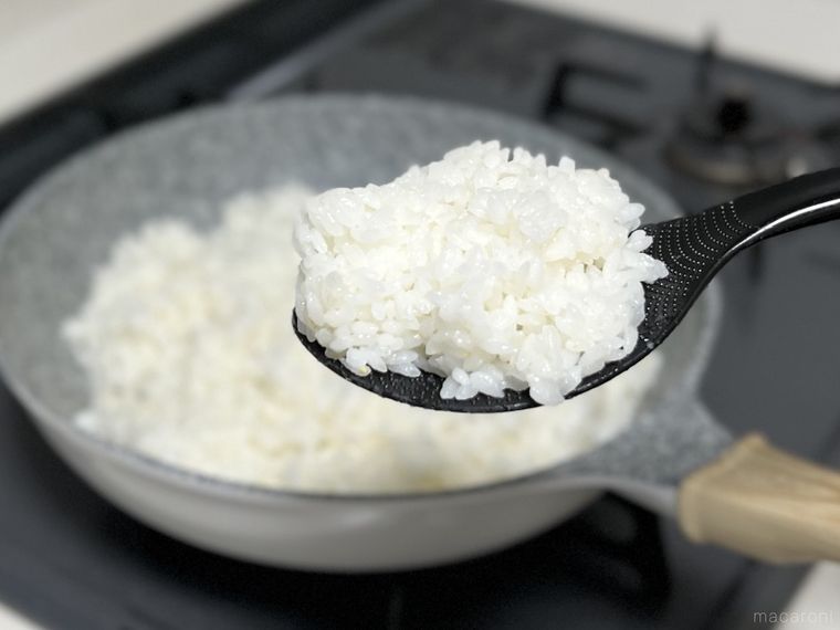 しゃもじでごはんをすくった様子