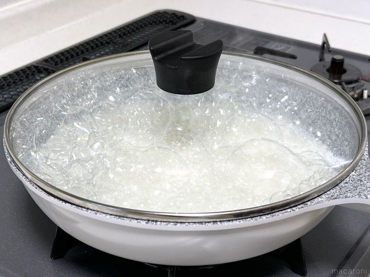 フライパンで炊飯している様子