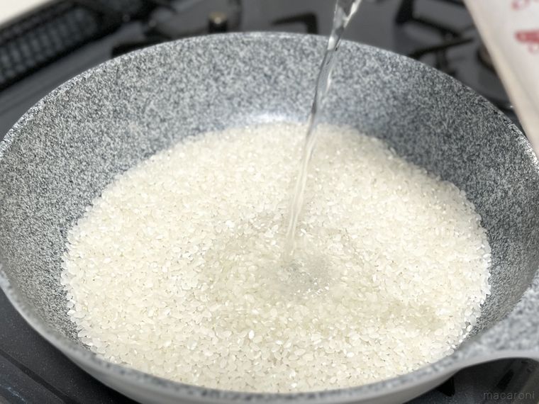 フライパンに米とお湯を入れている様子