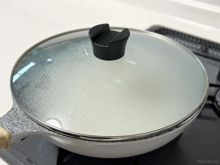 フライパンで炊飯している様子