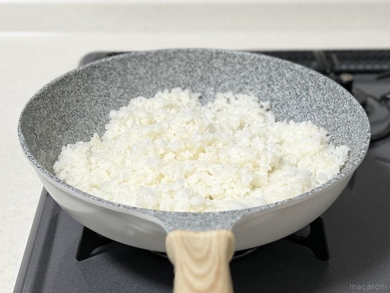 フライパンでごはんを炊いた様子