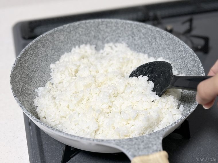 フライパンで炊いたごはんをほぐしている様子
