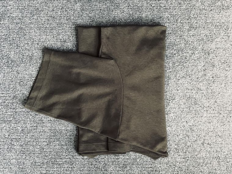 半袖のTシャツを畳んでいる様子