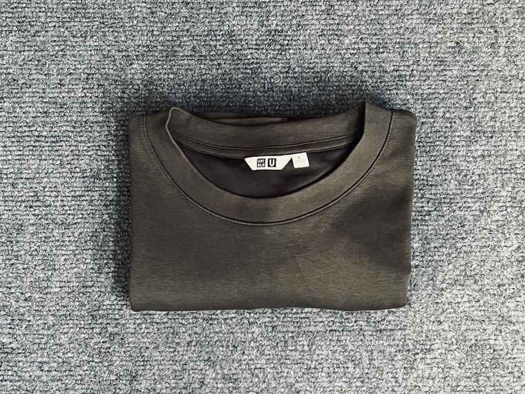 半袖のTシャツを畳んでいる様子