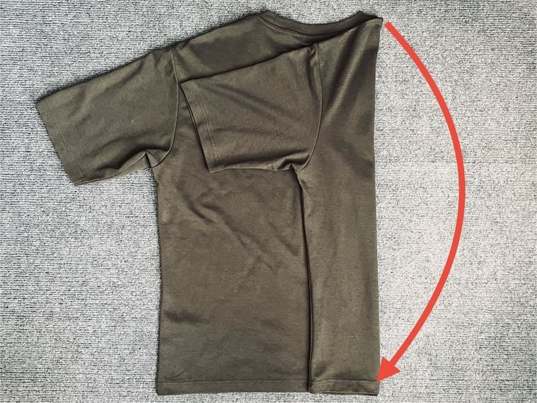 半袖のTシャツを畳んでいる様子