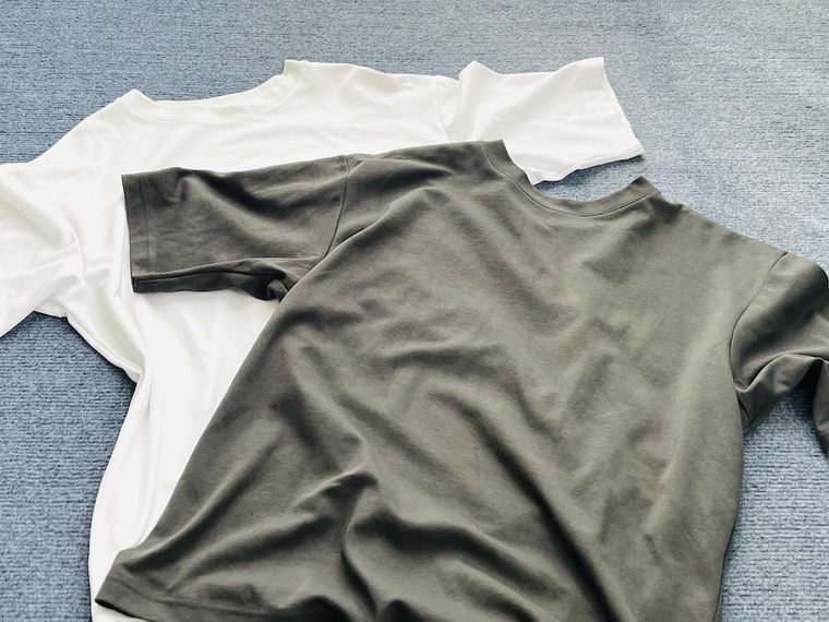 半袖のTシャツが2枚広げられている様子